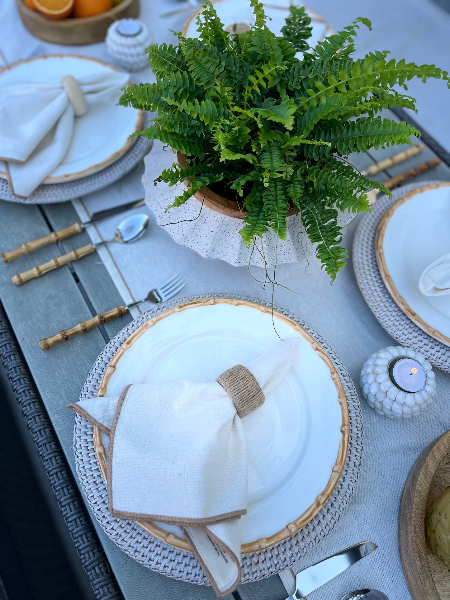 Table setting with 8 bamboo porcelain plates, outdoor tablascape