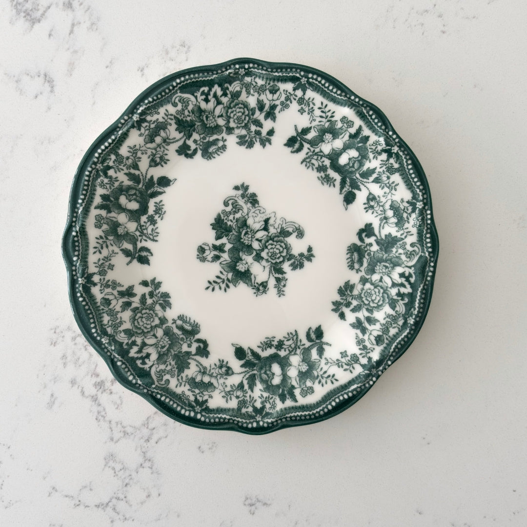 Professional tablescape layout featuring Faustine green dinner plates paired with organic linen napkins.