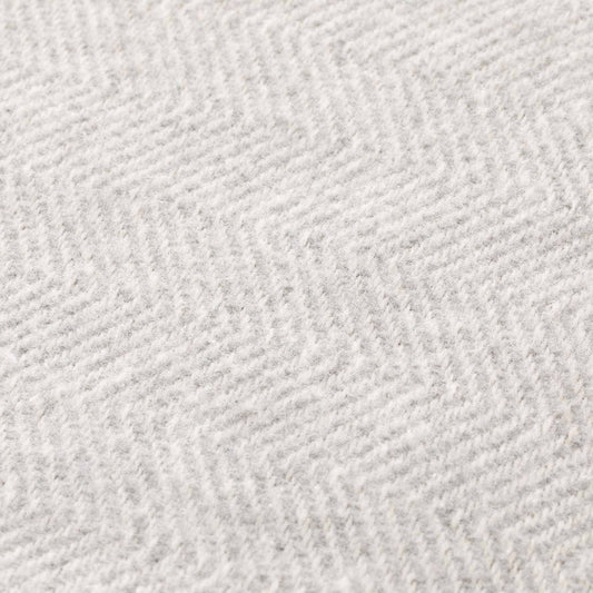 Close-up of the breathable and soft natural cotton fabric texture of the NATURE collection blanket.
