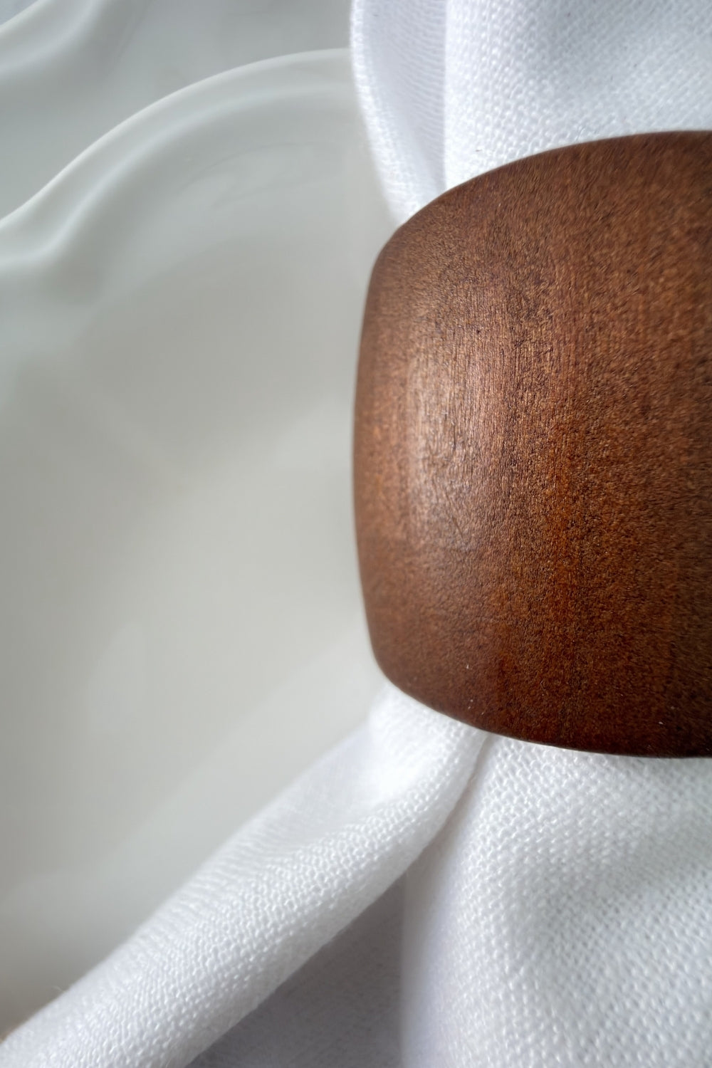 Petra - Acacia Wooden Oval Napkin Ring, Set of 4 (dark wood)