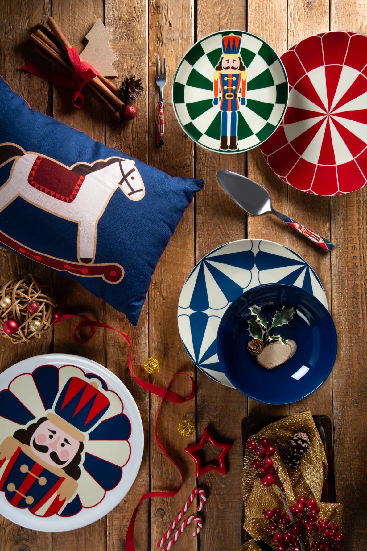 Vintage Christmas 18-Piece Porcelain Dinnerware Set – Service for 6