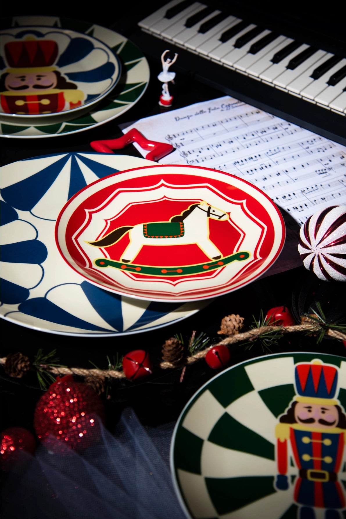 Vintage Christmas 18-Piece Porcelain Dinnerware Set – Service for 6